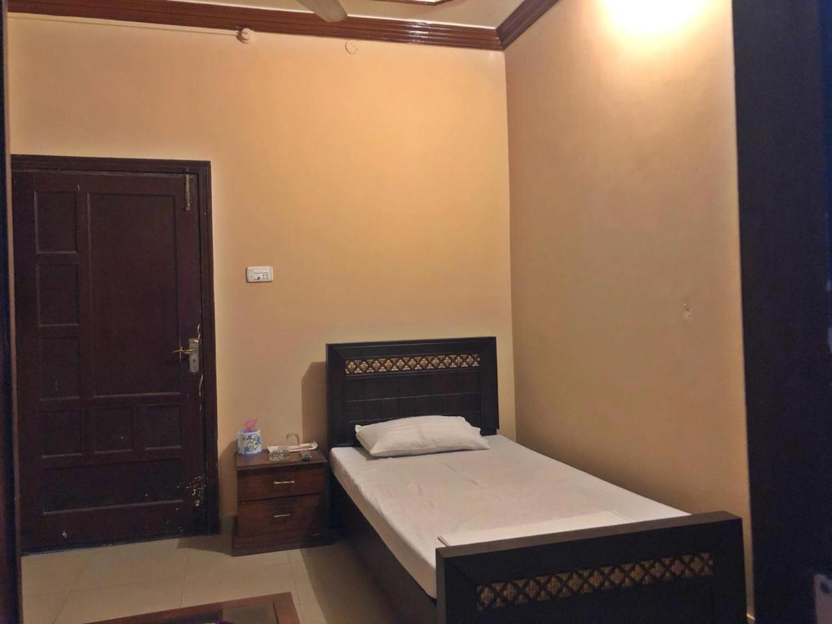 Hotel Babar House à Faisalabad Extérieur photo