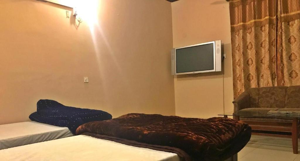 Hotel Babar House à Faisalabad Extérieur photo