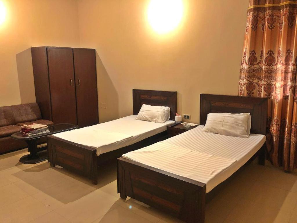 Hotel Babar House à Faisalabad Extérieur photo