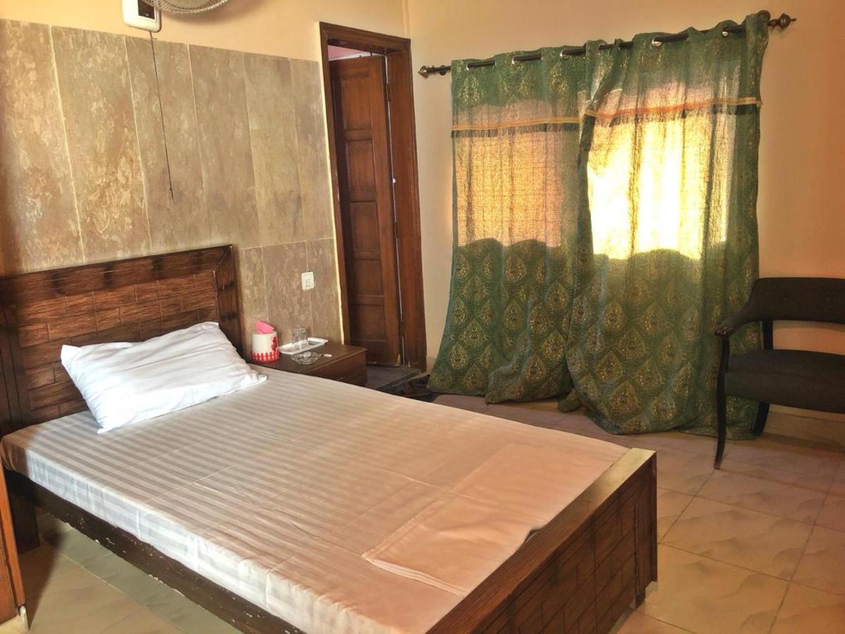 Hotel Babar House à Faisalabad Extérieur photo